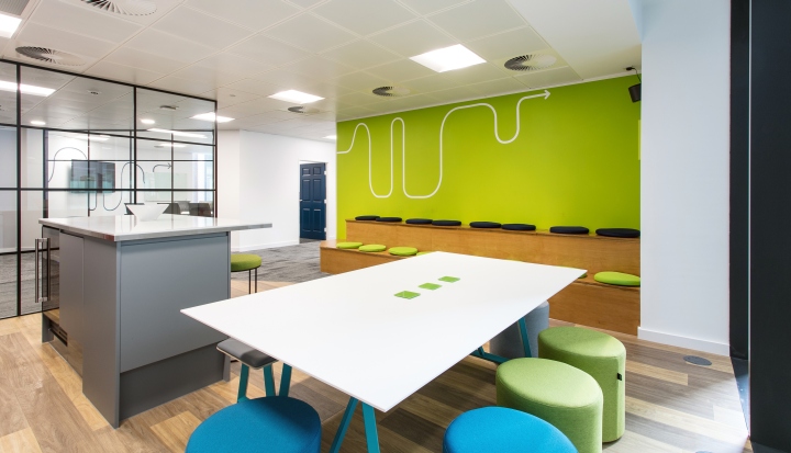 開放式互動(dòng)型辦公室裝修效果圖