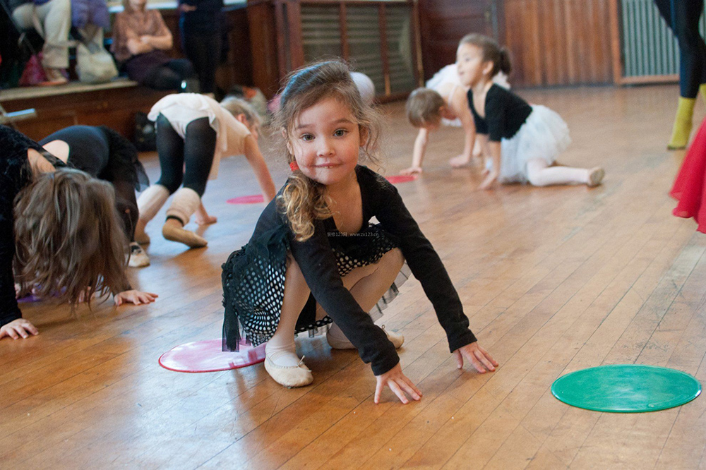 舞蹈培訓學校地面裝修應該選用什么材料好？